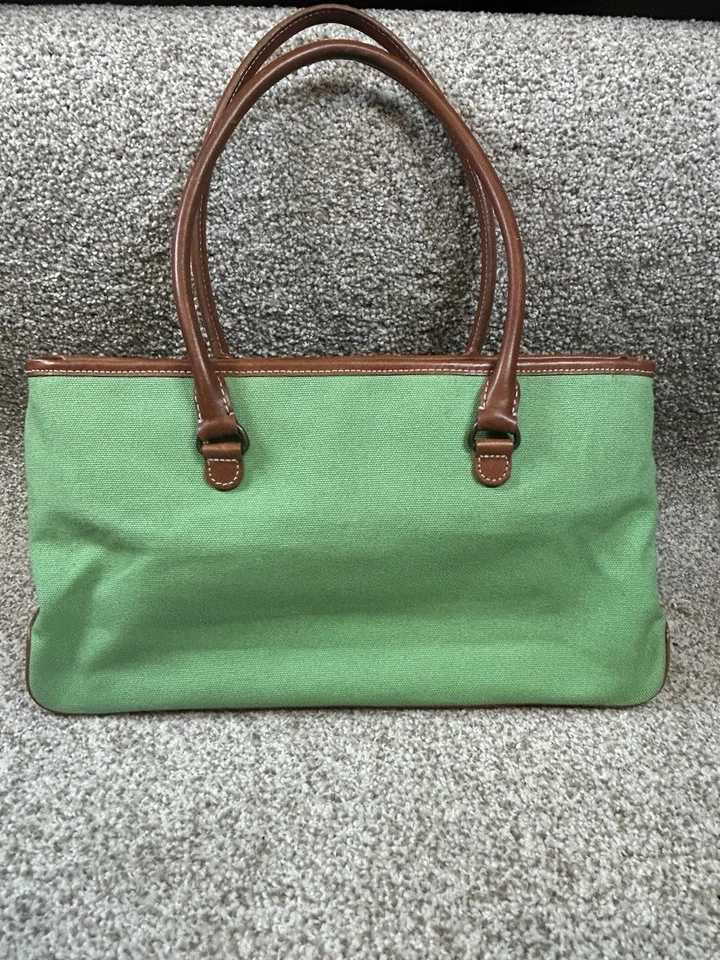 Cartera de lona verde Eddie Bauer con detalles de cuero y asas de hombro de cuero Foto 3 de 4
