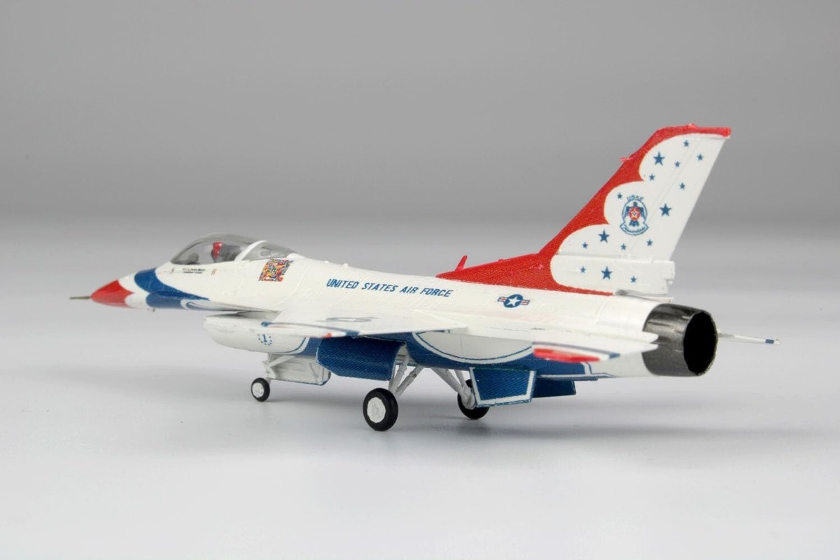 PLATZ 1/144 USAF F-16C Fighting Falcon Thunderbirds Model