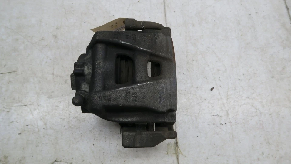 Pinza de freno del lado del pasajero delantero derecho Volkswagen Passat 2012-2015 OEM Foto 3 de 4