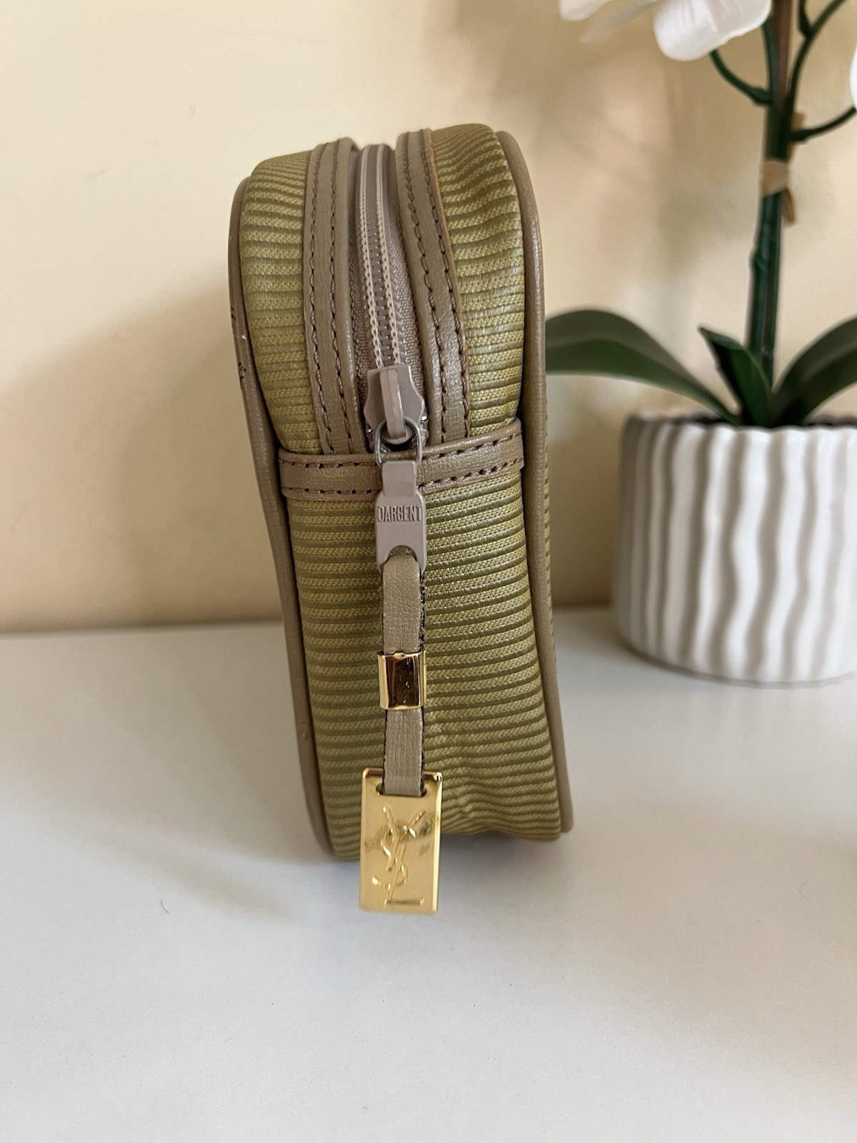 Borsa da toeletta Yves Saint Laurent marrone bellissimo logo zip pull usata in ottime condizioni.