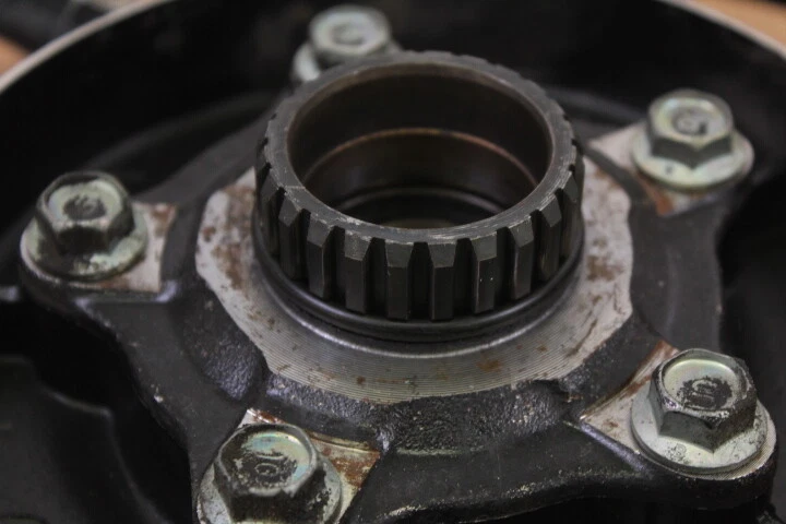 Rueda trasera/llanta con brida motriz 84 HONDA CB650SC NIGHTHAWK 650 Foto 3 de 4