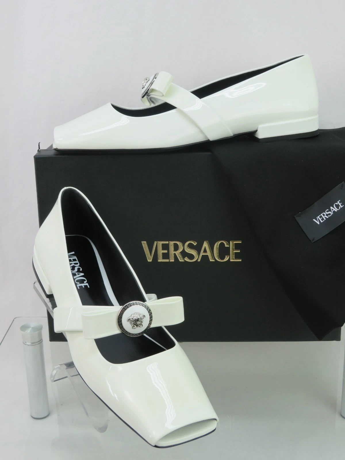 Versace — NIB VERSACE WHITE PATENT LEATHER COIN MEDUSA HEAD LOGO BOW FLATS 39 9 ITALY