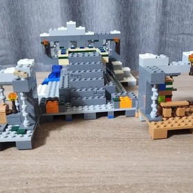 LEGO Minecraft Set 21124 with Part 6071274
