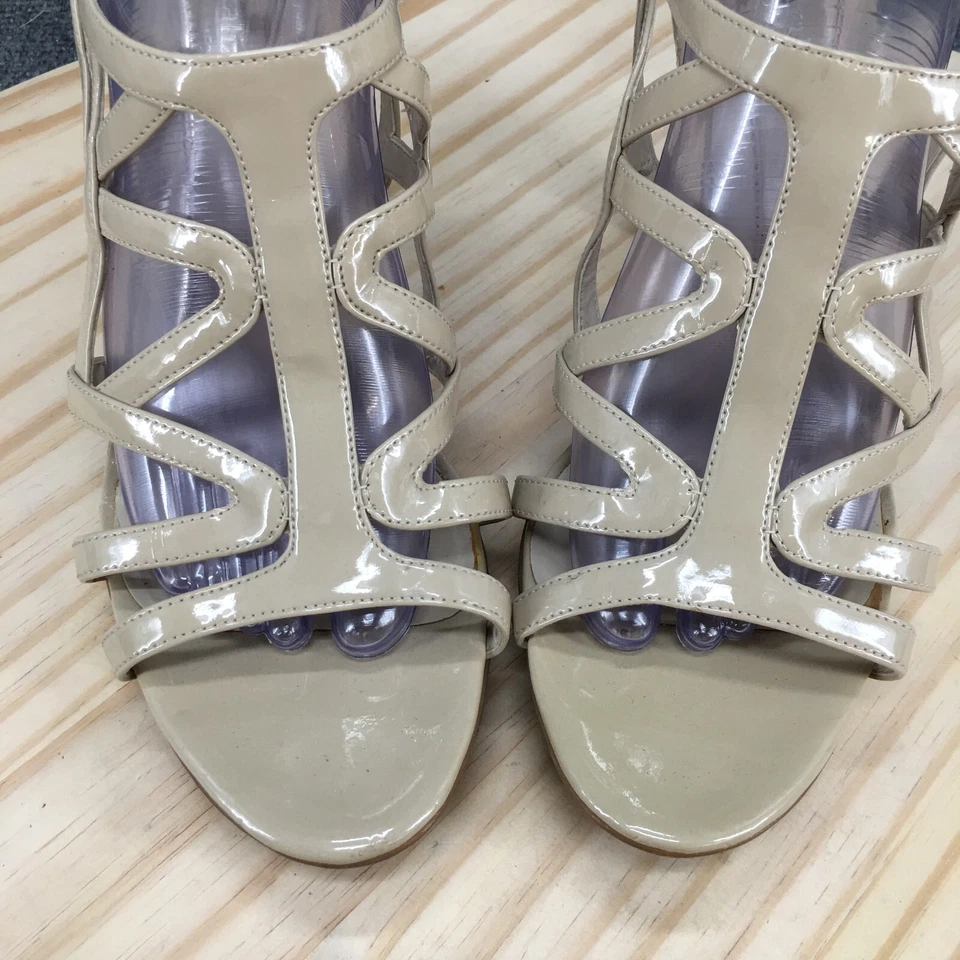 Tacones cómodos Naturalizer N5 para mujer 10M beige Danya tiras punta abierta charol Foto 3 de 4