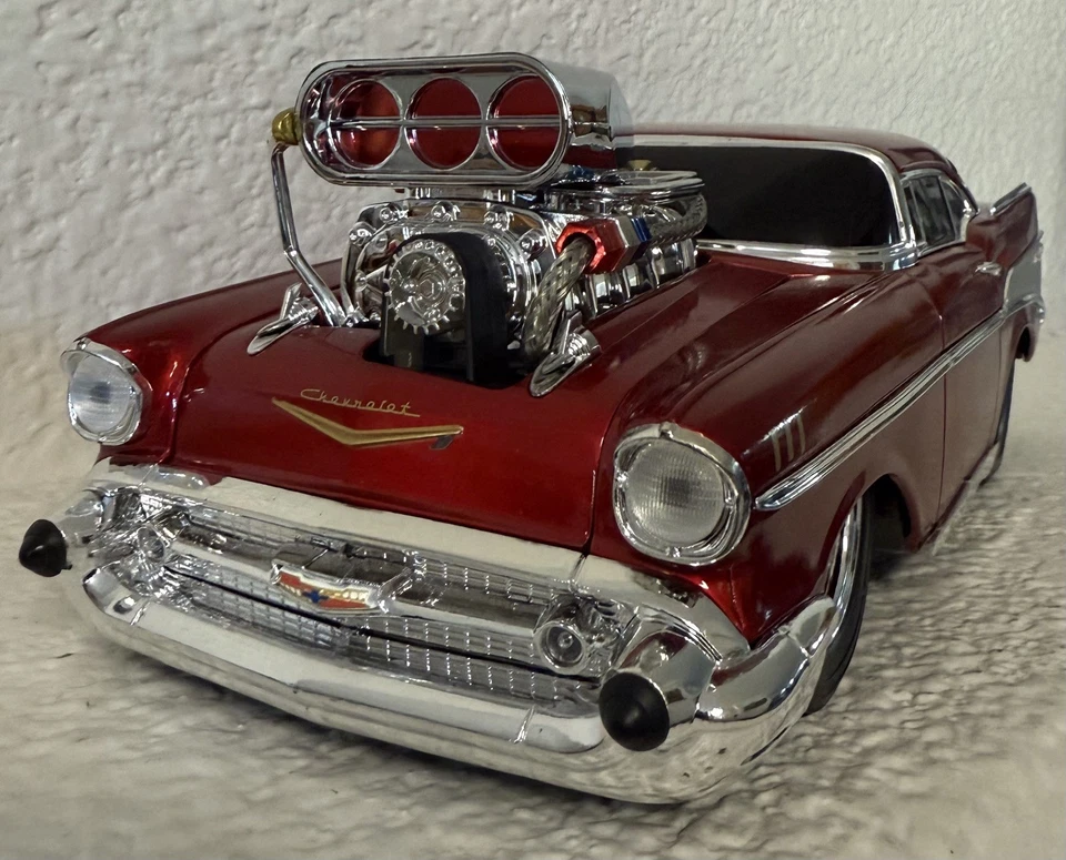 1:18 Custom Slammed Muscle Machines Red 1957 Chevy Bel Air Hot Rod - Image 3 of 4