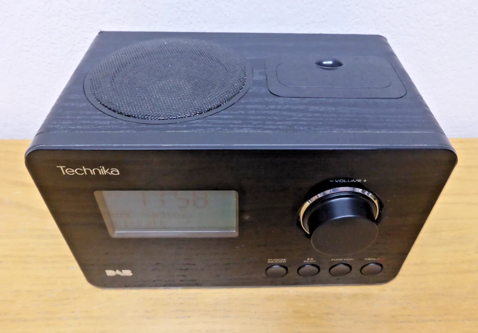 Radio Technika DAB con base para iPhone/iPod negra DAB129lDV GWO Foto 3 de 4