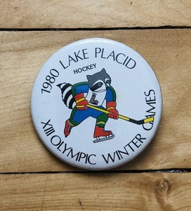 Broche JO Lake Placid – Rare Pin's Presse Photographie Jeux Olympiques