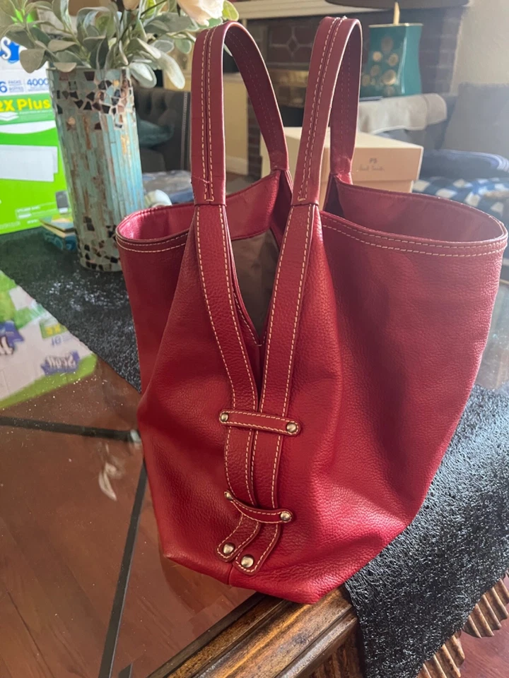 Hobo oversized de couro macio vermelho COLDWATER CREEK. Bolsa de ombro bolsa de viagem - Imagem 2 de 4