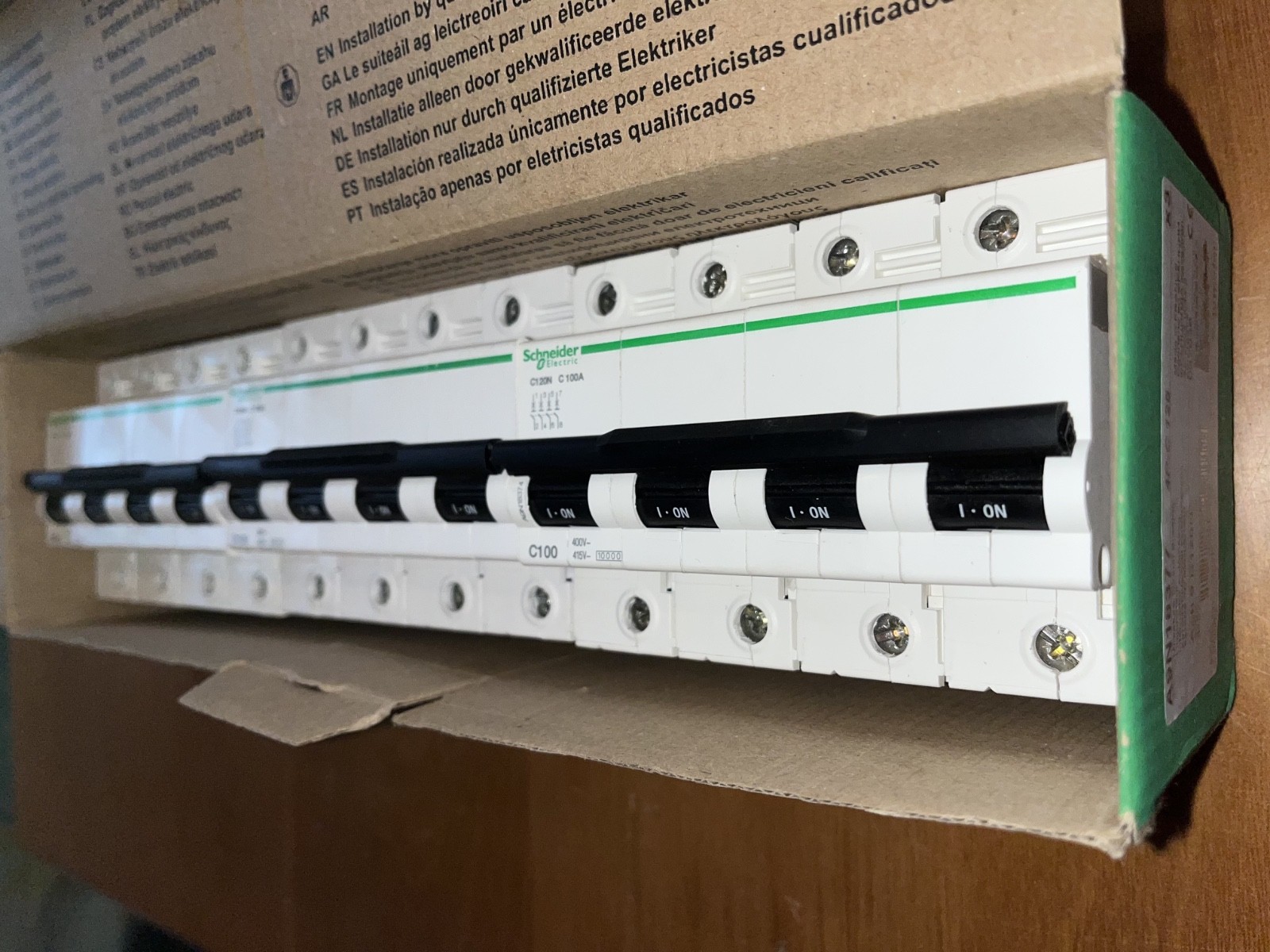 Disjoncteur tétrapolaire 100A Schneider Electric 4 pôles 10kA A9N18374 C120H