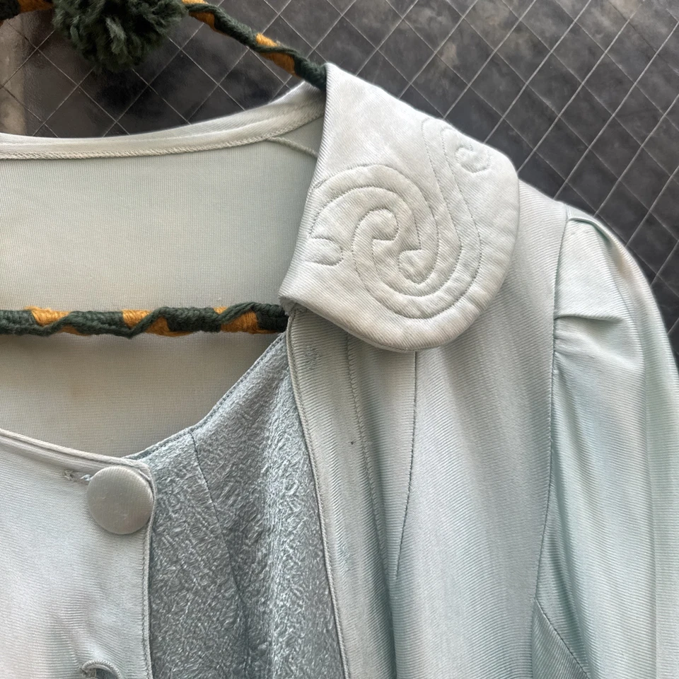 Blusa vintage de los años 30 azul satinado dos tonos bordada salón abotonada años 20 Foto 2 de 4