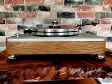 NOS Stunning Audiophile Shinola Runwell Turntable in light Oak W Ortofon Blue