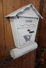 BRIEFKASTEN MIT SCHL&Uuml;SSEL DACH POST-HORN ZEITUNG-FACH WEISS EMAIL? VINTAGE