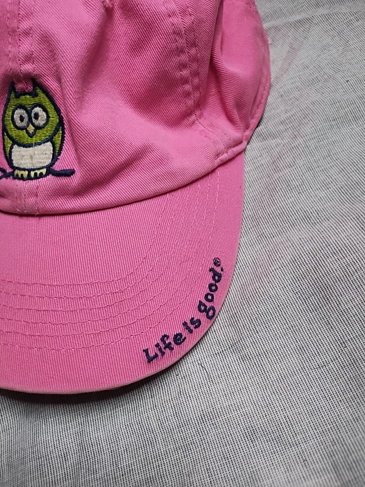 Gorra Life Is Good Youth S Rosa con Búho Bordado en una rama Foto 2 de 4