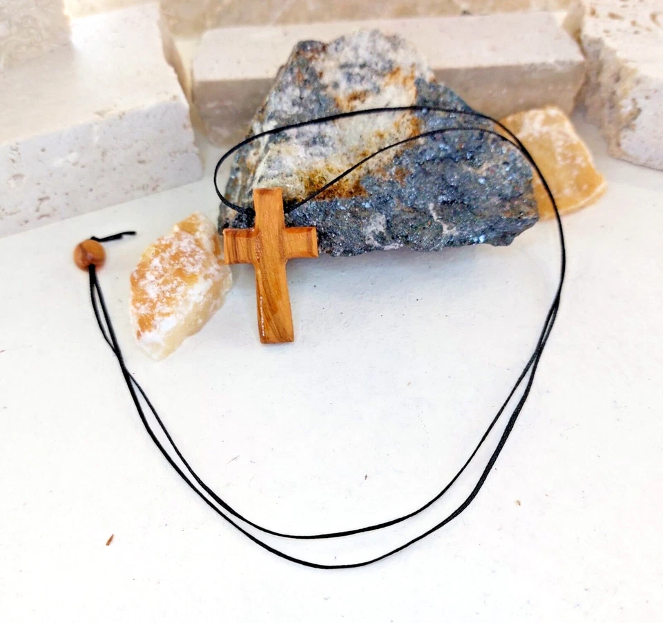Collar Colgante Cruz Cruces 7 madera de olivo Producto Artesanal - Imagen 2 de 4