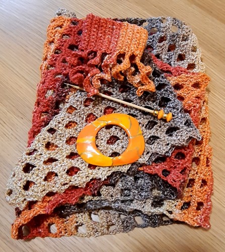 Gehäkeltes Halstuch, Herbstfarben; Handarbeit, mit Tuchnadel & "Styling Scrunchie" - Bild 5 von 9