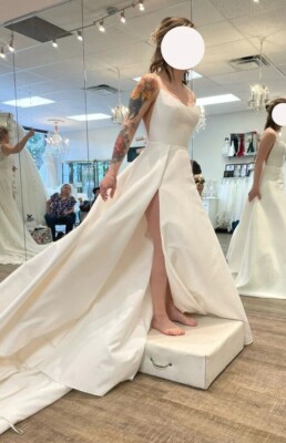 NEW with Tags Classic A-Line Scoop Neckline Wedding Dress with Pockets