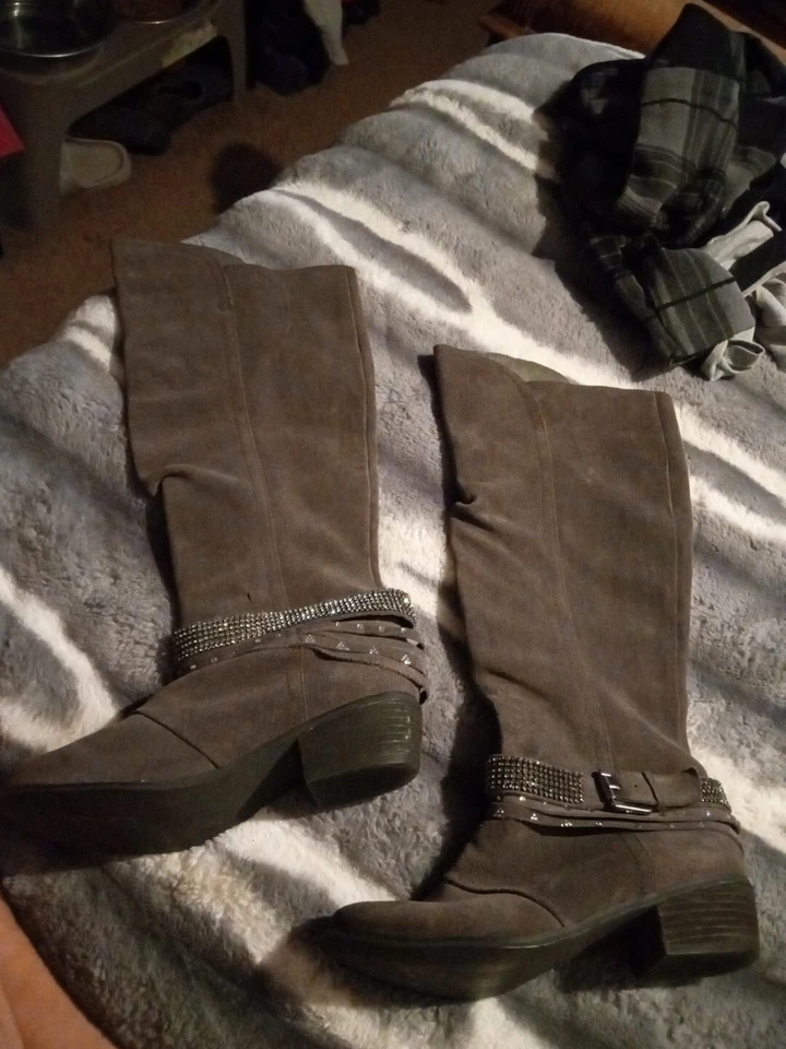 BOTAS TRAVIESAS MONKEY ROBIN HASTA LA RODILLA GAMUZA CUERO GRIS 7,5 CUÑA TACÓN PEDRERÍA Foto 4 de 4