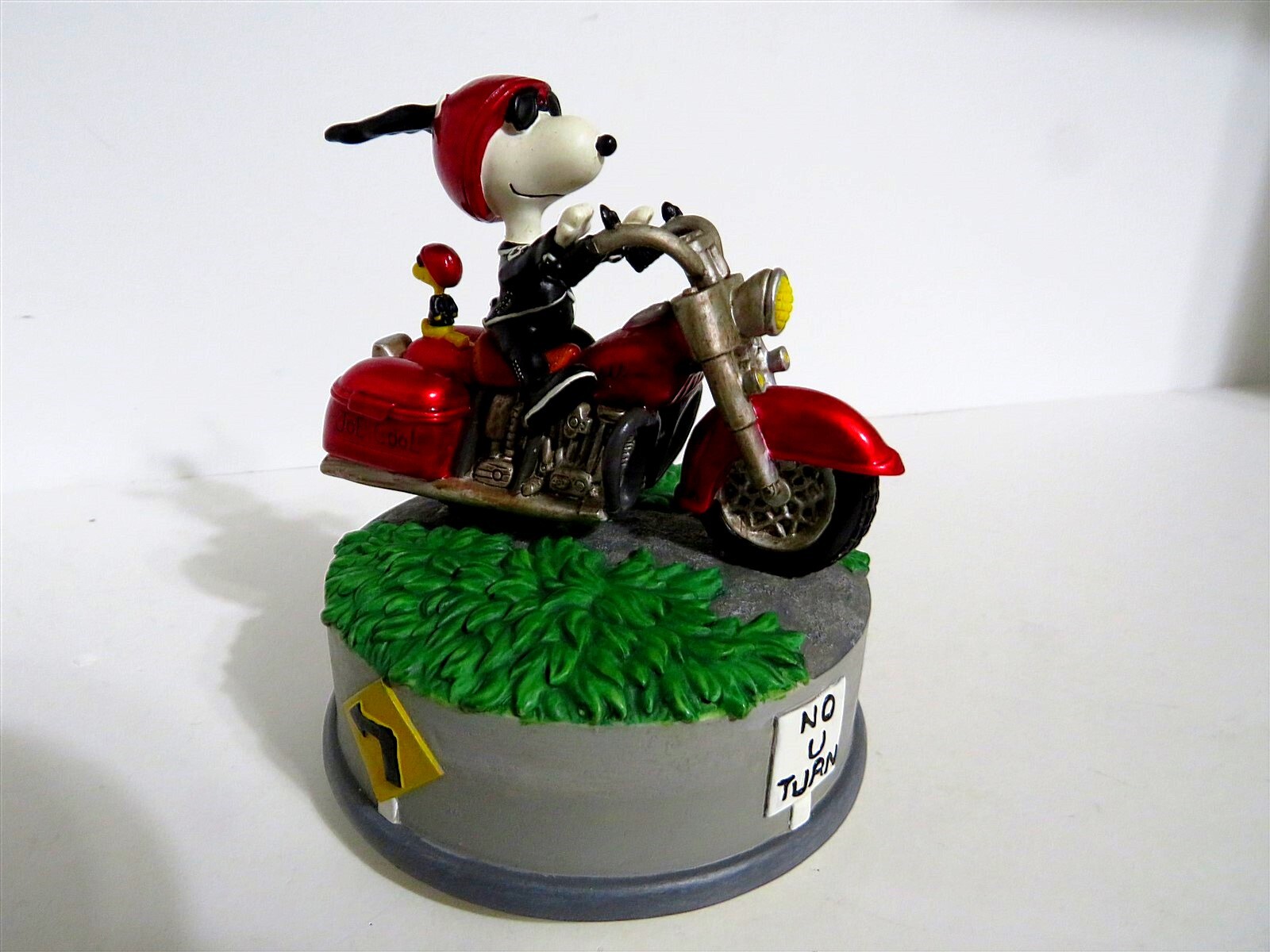 SNOOPY and Charlie Brown Westland Giftware Musical Figurine Music Box