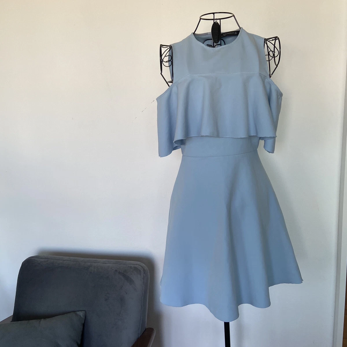 Vestito Zara taglia S con volant e spalle scoperte celeste con gonna a ruota