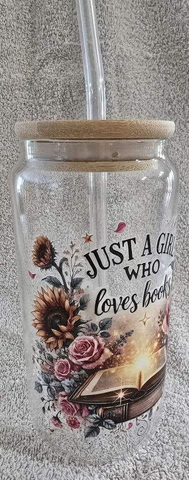 Vaso de vidrio personalizado Book Girl Who Loves Reading 18 oz + tapa + paja Foto 2 de 3