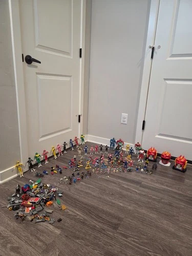 Lot of 110+ Vintage Power Rangers Bandai Figurines 1990’s +Weapons & Accessories