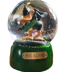 Vintage 1994 Warner Bros Daffy Duck "Mine All Mine" Snow Globe. *