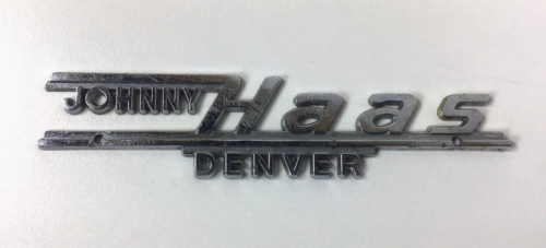 Vintage JOHNNY HAAS Denver Car Dealer Dealership Chrome Metal Emblem - Imagen 1 de 4