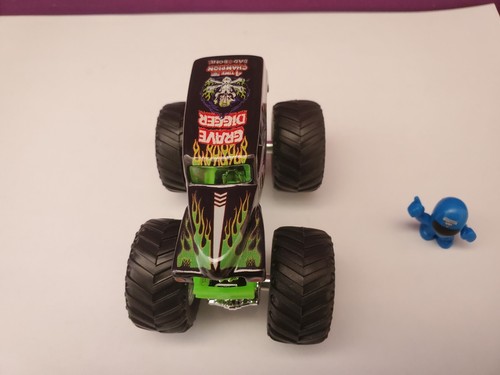 Hot Wheels Monster Jam Grave Digger 1:64 Loose with Stunt Man figure - Picture 5 of 5