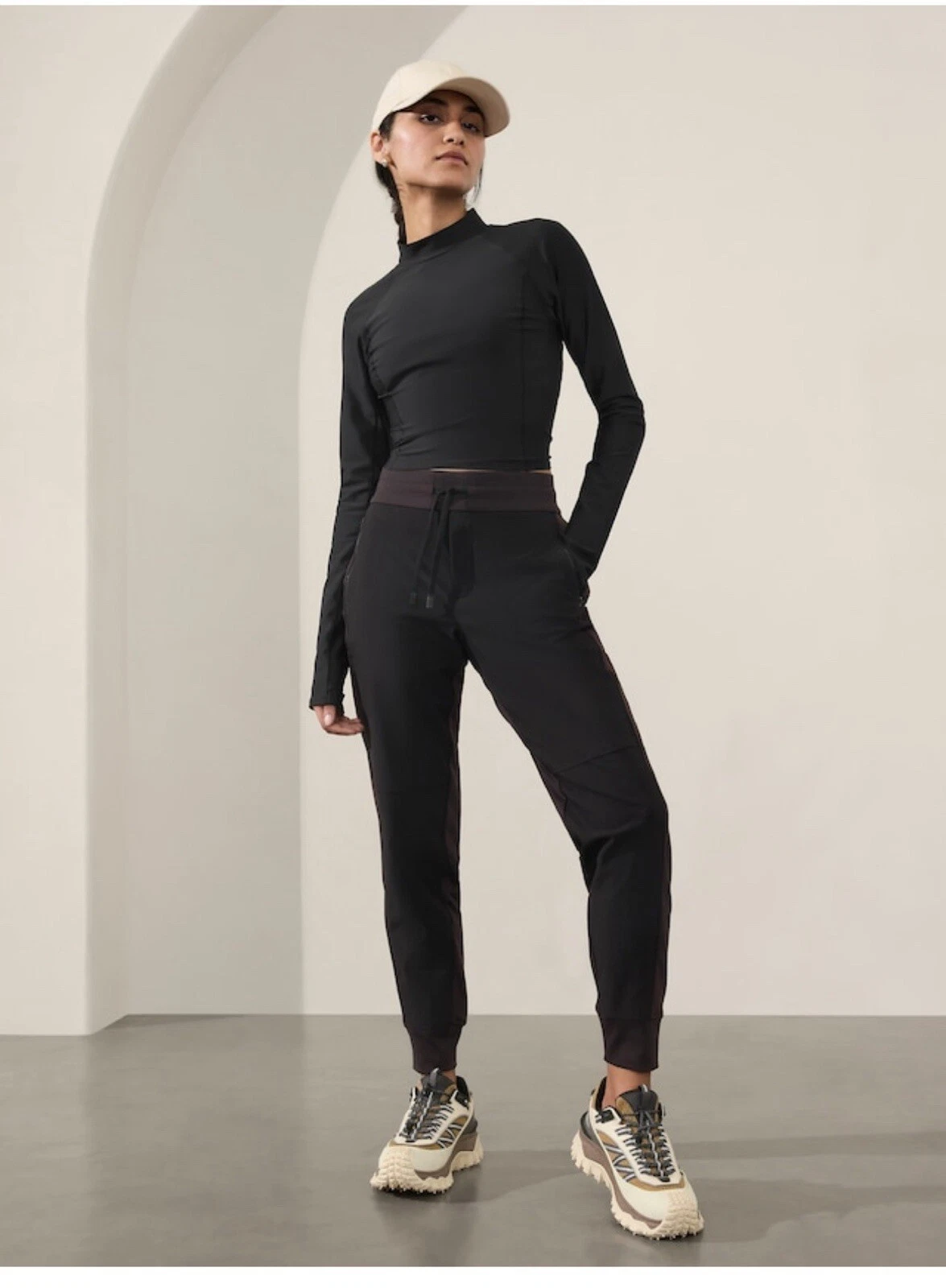 ATHLETA Size 2 Headlands Hybrid Trek Mid Rise Jogger Black #486183