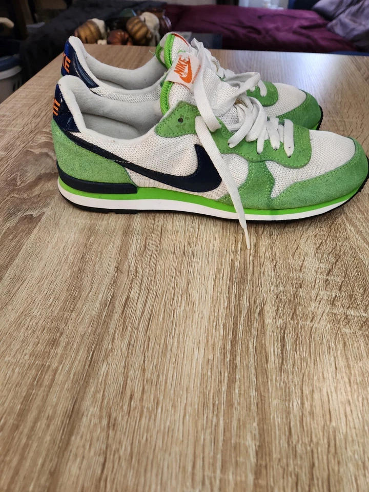 Nike Internationalist sneakers with green suede and white mesh. Size 8.5 - Image 2 of 4