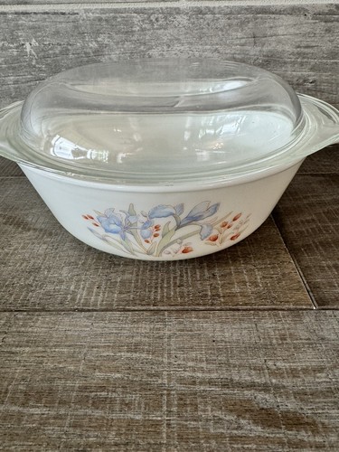 English Pyrex Blue Iris Floral Casserole Dishes w/ Lids 2 Pcs - Picture 3 of 6