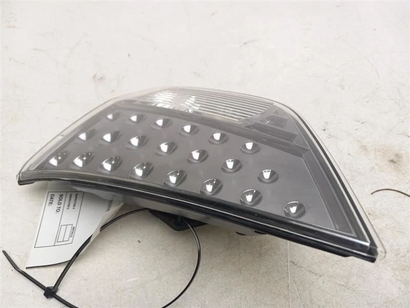 2007-2008 MITSUBISHI OUTLANDER REAR PASSENGER TAIL LAMP LID - Image 3 of 4