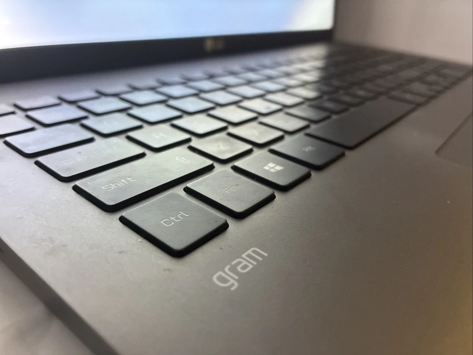 LG Gram 17" (17Z90N) i7-1065G7 • 16GB RAM • 480GB SSD • 2560x1600 • Windows 11 Foto 3 de 4