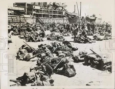 1941 Press Photo British and Empire troops wait with equipment at a Greek port