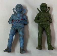 lot of two 4-inch PARACHUTE PARATROOPERS  Ray Plastic 1963/Made In Hong Kong