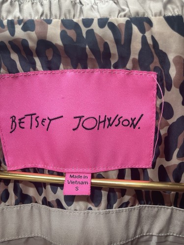 Chaqueta Abrigo de Lluvia Betsey Johnson Pequeña Caqui Cuello con Volantes Bolsillos con Cremallera Atado Trasero - Imagen 12 de 22