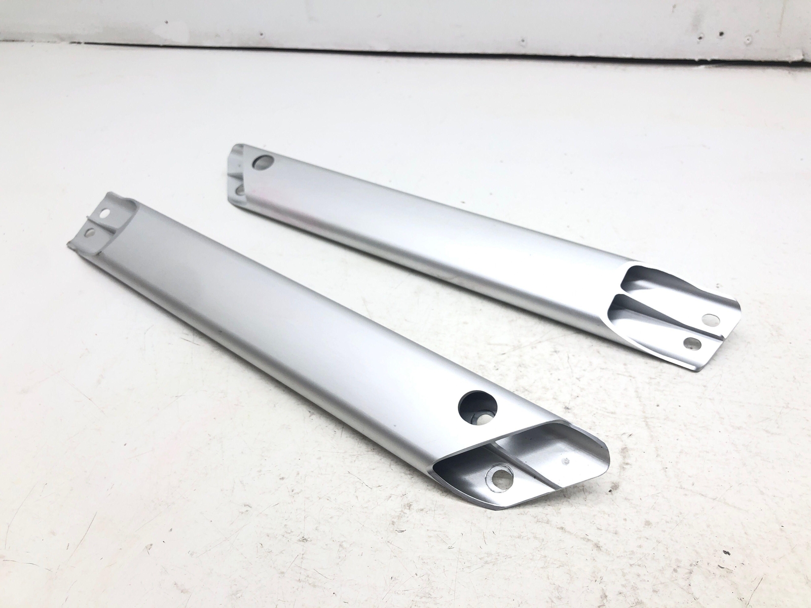 2014 ASTON MARTIN VANTAGE RIGHT & LEFT REAR BODY BRACE SUPPORT BRACKET SET OEM