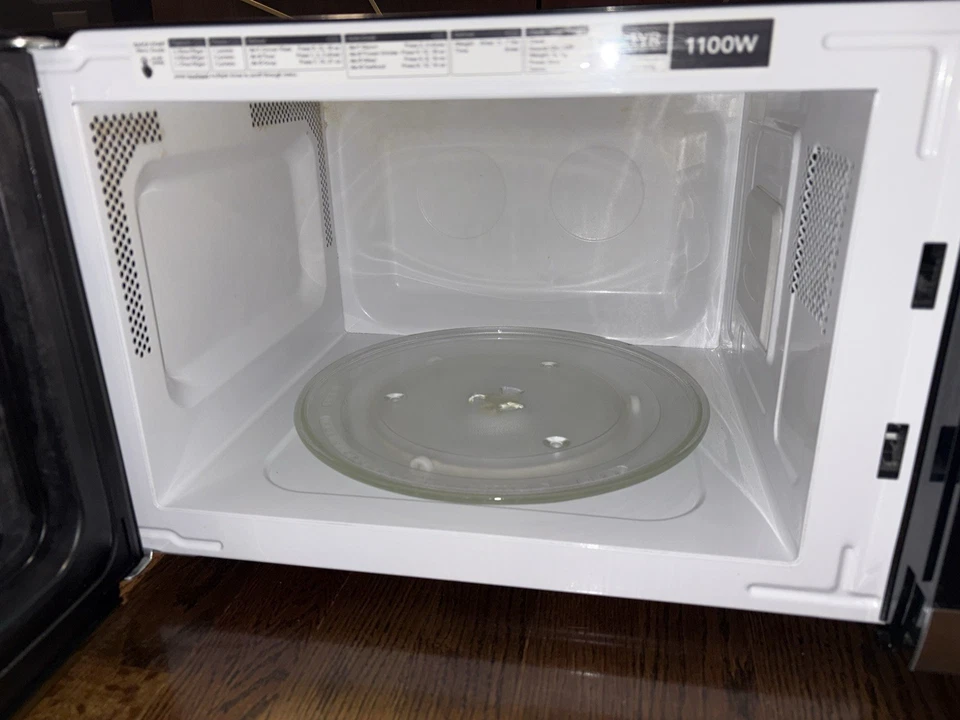 Frigidaire 1.1 Cu. ft Countertop Microwave Oven in Stainless Steel - Image 3 of 4