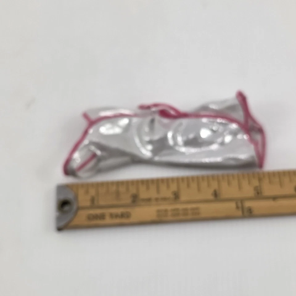 Barbie Malibu Avenue Ropa Plateada con Vestido Rosa Un Hombro Foto 4 de 4