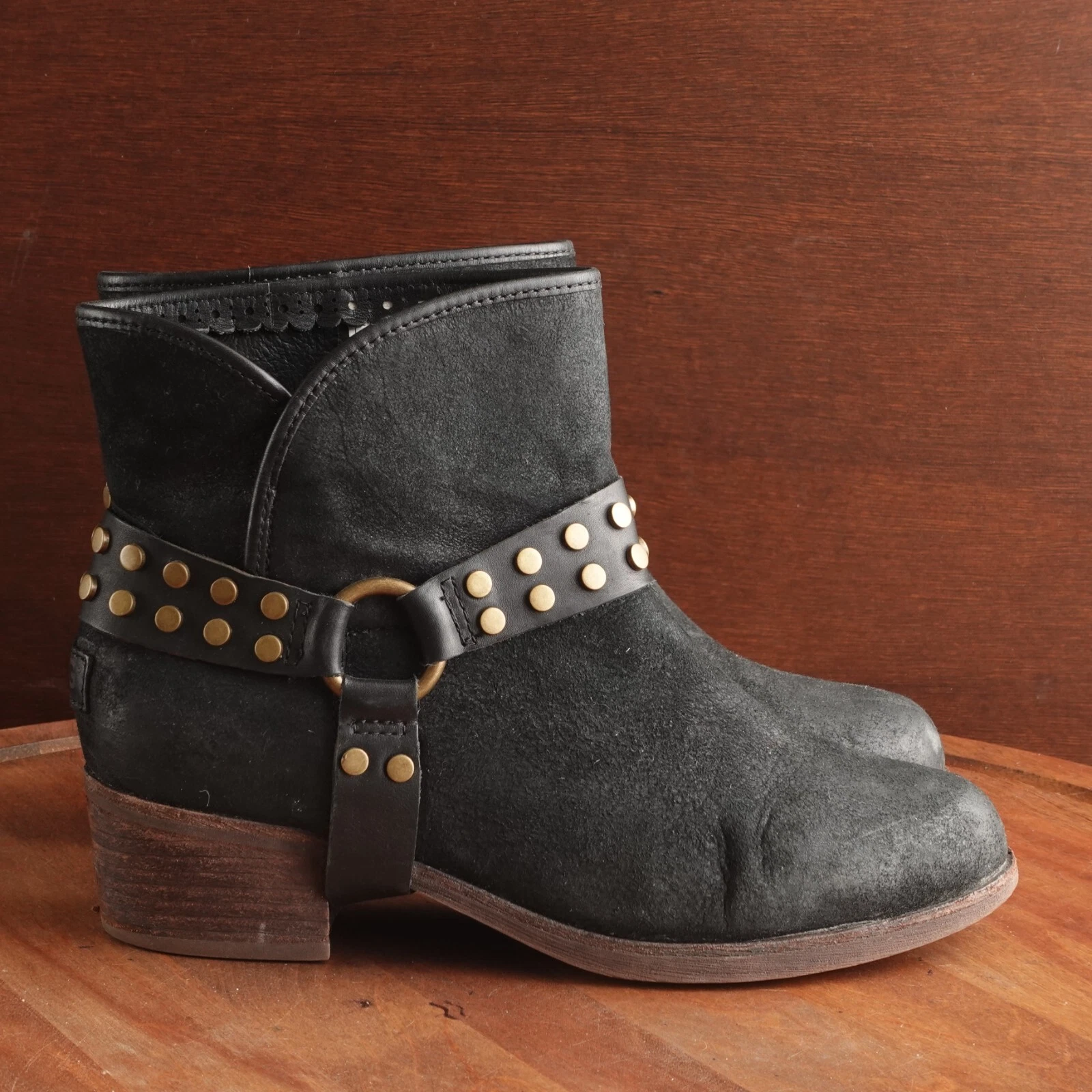 Stivali UGG WMS TAGLIA 7 5 BLK Darling Harness in pelle alla caviglia con borchie western