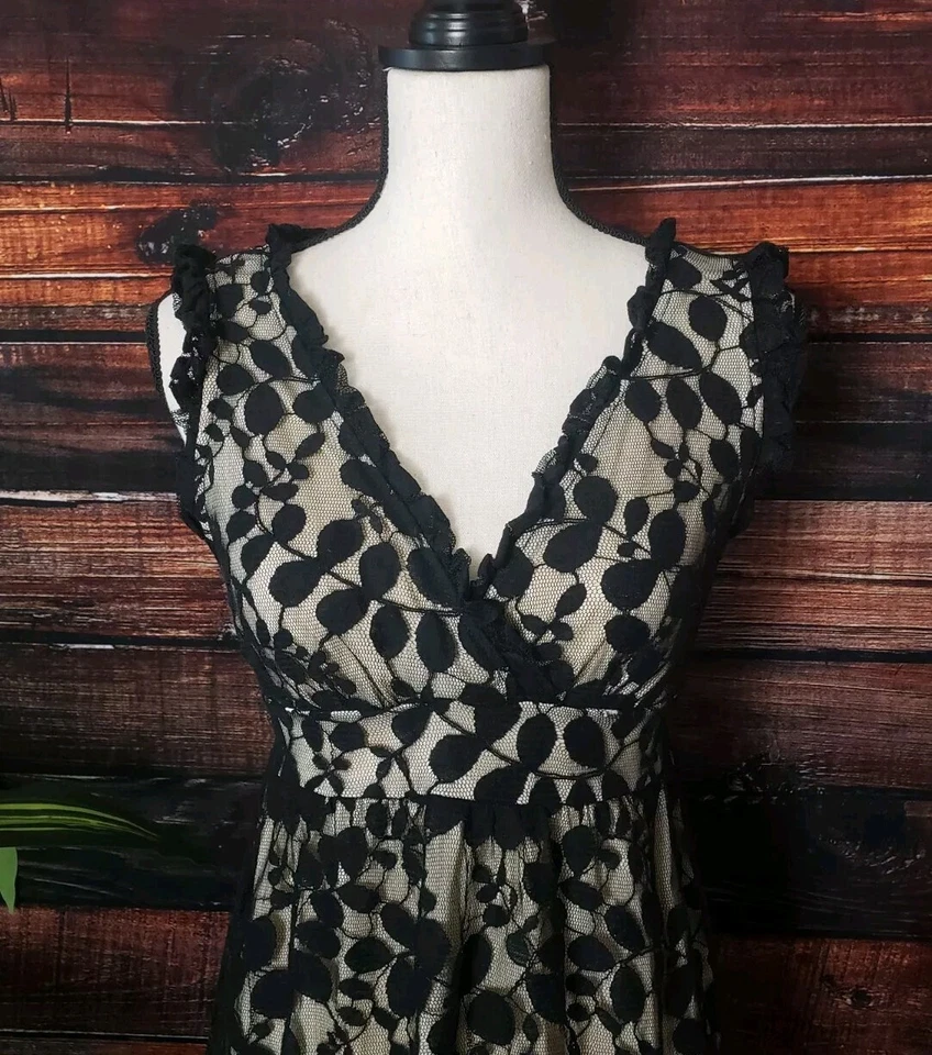 Vestido Forever 21 talla mediana sin mangas crema negro encaje superpuesto cinturón para mujer Foto 2 de 4