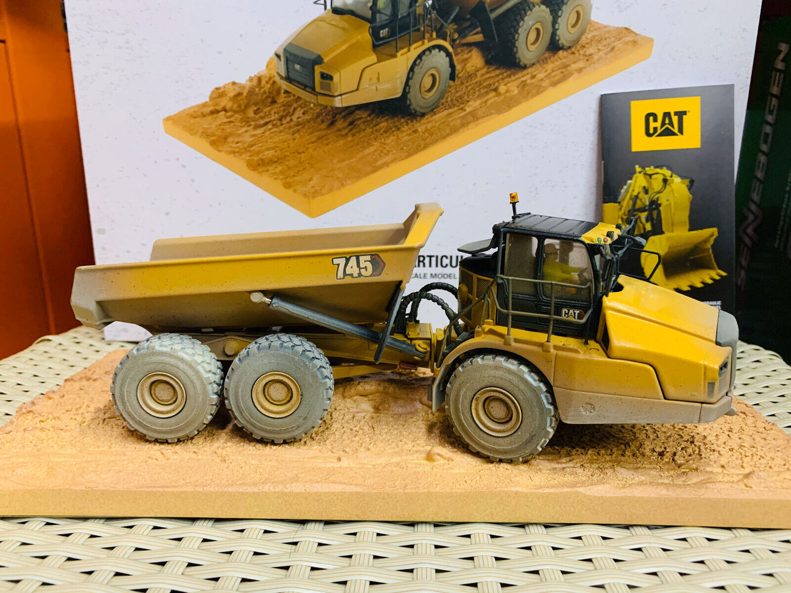 Caminhão Articulado Caterpillar 740B Diecast Masters 1:50 - Ri Happy