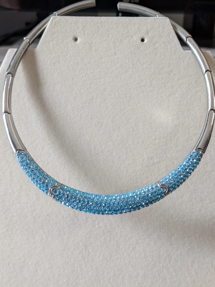 Juego de collar y pendientes de aro Joan Boyce de cristal azul Foto 4 de 4