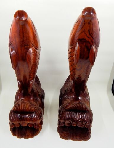 Estatuilla escultura de carpa koi de pez de madera saltando del agua sujetalibros par de 11 - Imagen 2 de 10