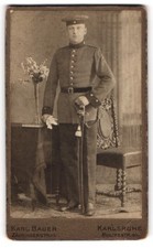 Fotografie Karl Bauer, Karlsruhe, Soldat in Uniform mit Säbel und Krätzchen 