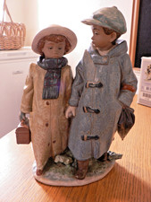 UN BELLISSIMO PERSONAGGIO LLADRO 2242 "FUORI A SCUOLA". FINITURA GRES