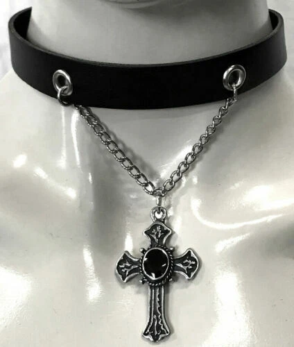 Collane e pendagli di bigiotteria nero smalto