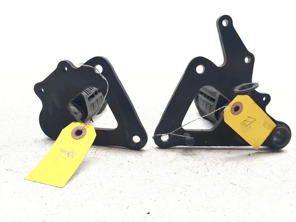 04-09 Juego de estriberas delanteras con soportes para conductor Suzuki GS500F Foto 3 de 4