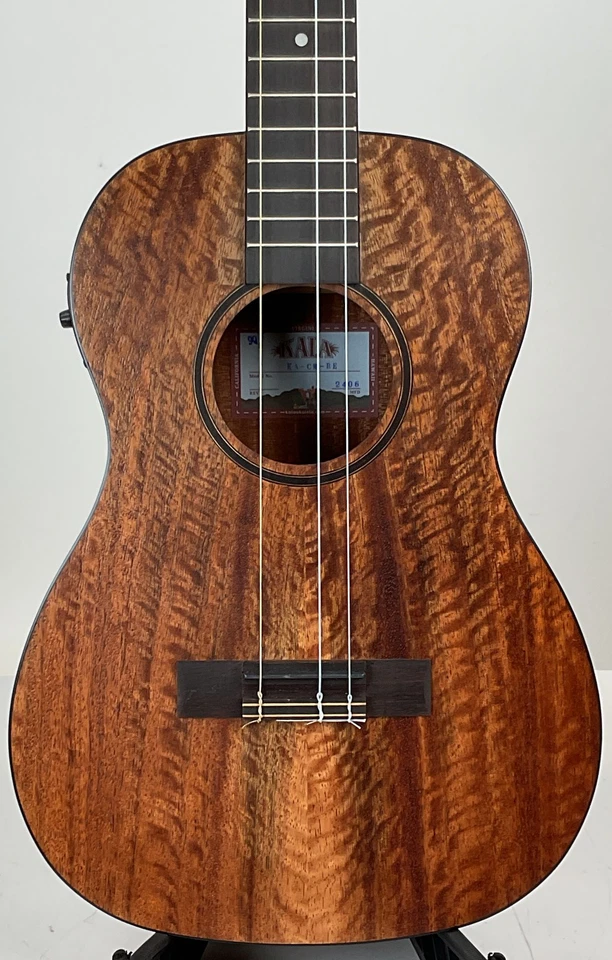 Ukelele eléctrico acústico barítono mango rizado Kala - natural - clavija de afinación rota Foto 3 de 4