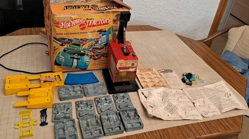 Vintage Mattel Hot Wheels 1969 Factory Set with Accessories & Original BOX READ